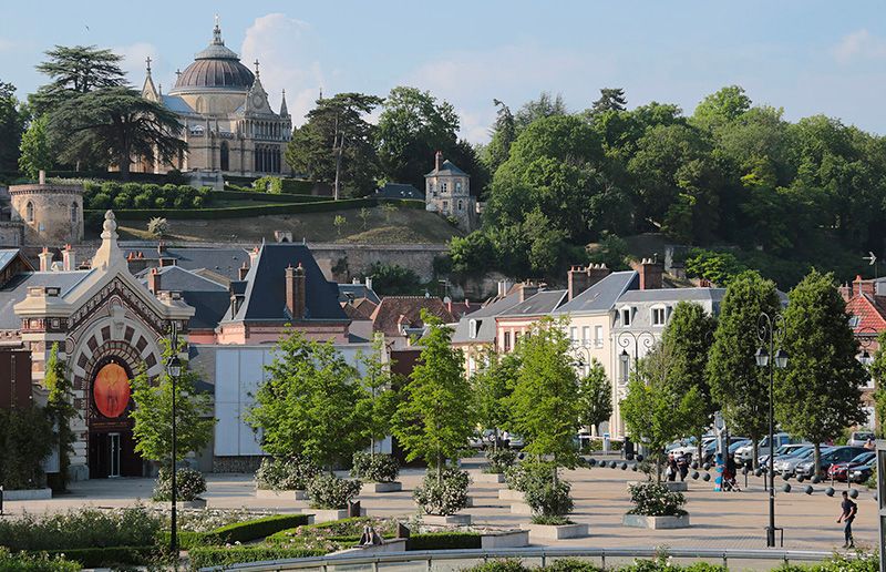 Vue de la place Mésirard et de la Chapelle Royale de Dreux