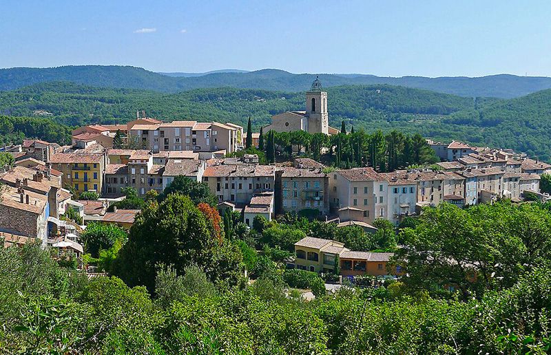 Vue du village de Flayosc depuis le chemin de la Colle